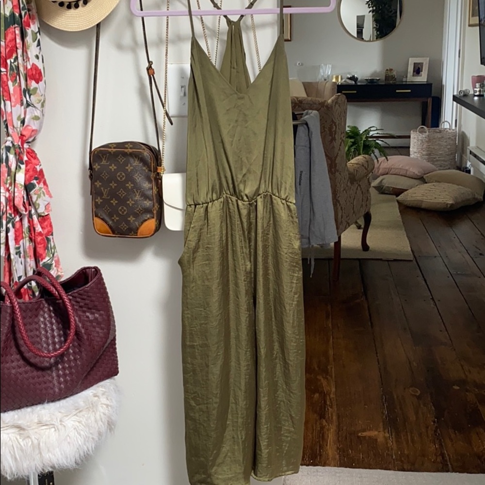 Gorgeous wide leg cropped jumpsuit!